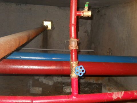 Подача и обратка горячего водоснабжения в многоквартирном жилом доме