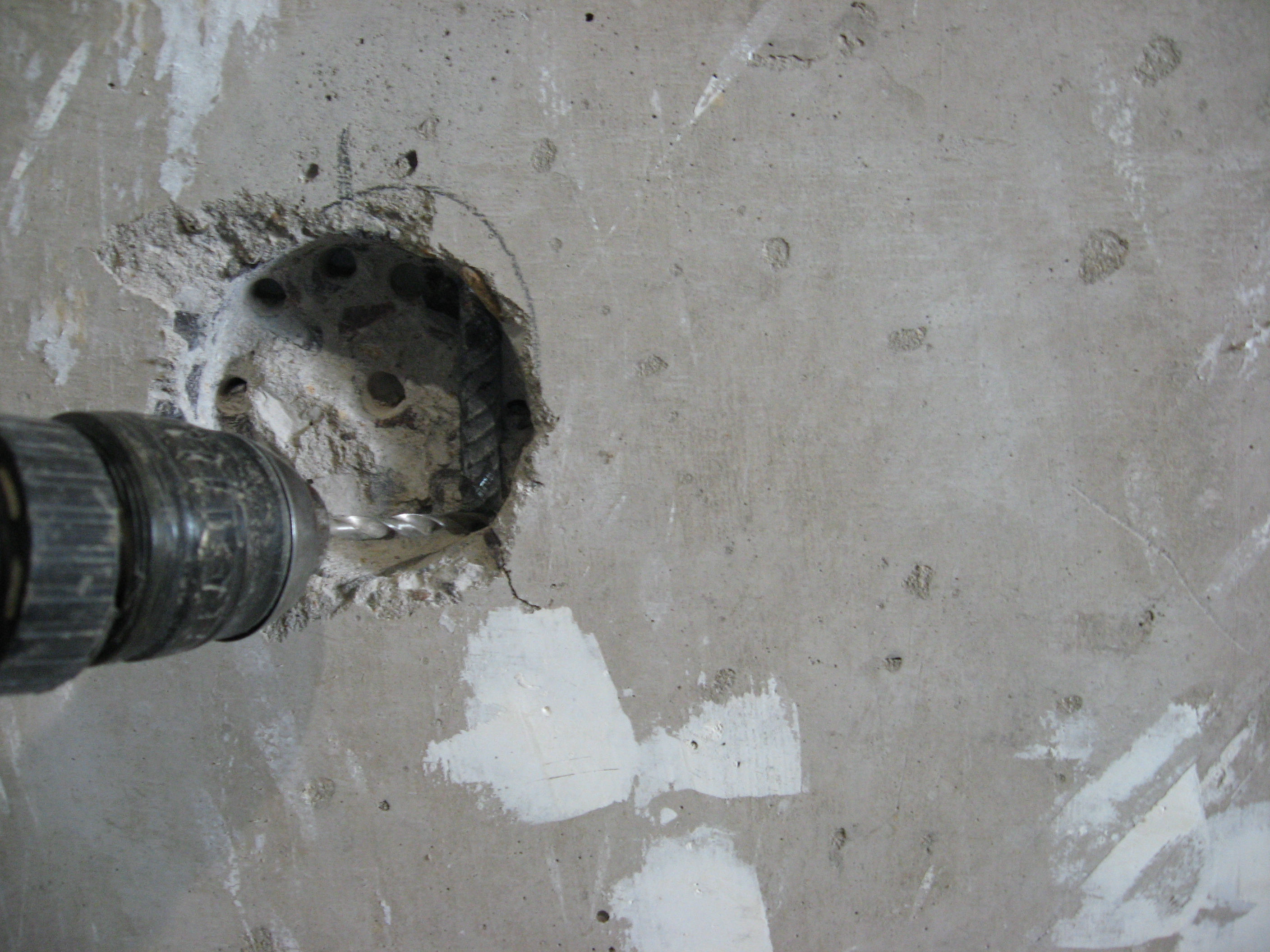 Пробить стену отверстие. Просверлить отверстие в бетоне 100 мм. Отверстие под подрозетник в бетоне. Подрозетник по бетону 10164n. Сверление отверстий в бетоне м24.