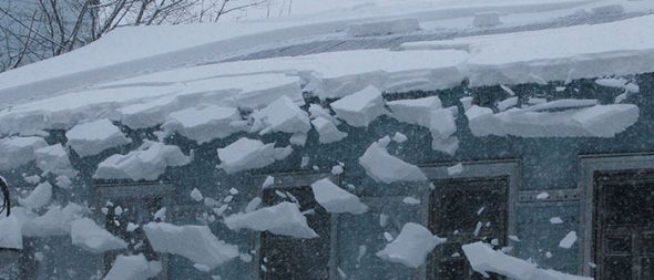 Нужно ли чистить крышу от снега в частном доме