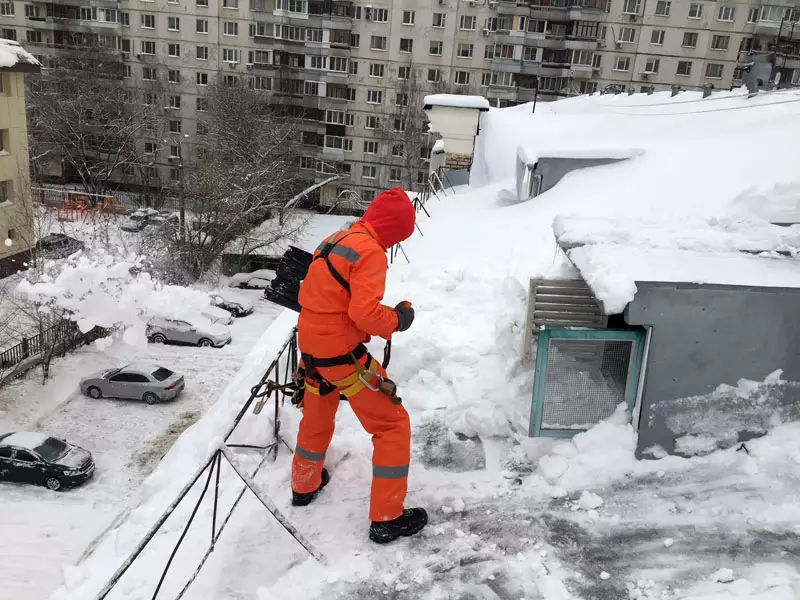 Нужно ли чистить крышу от снега в частном доме