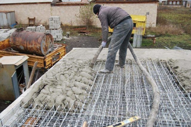 Монолитное железобетонное перекрытие представляет собой сплошную плиту, толщина которой обычно 12-20 сантиметров, что выполнена из бетона В15-В25